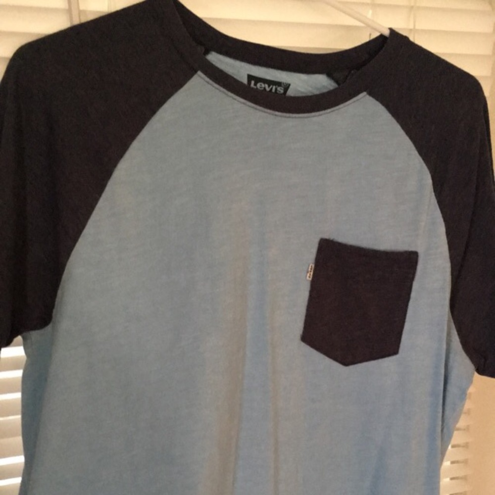 Men’s pocket tee, size medium. Short sleeve